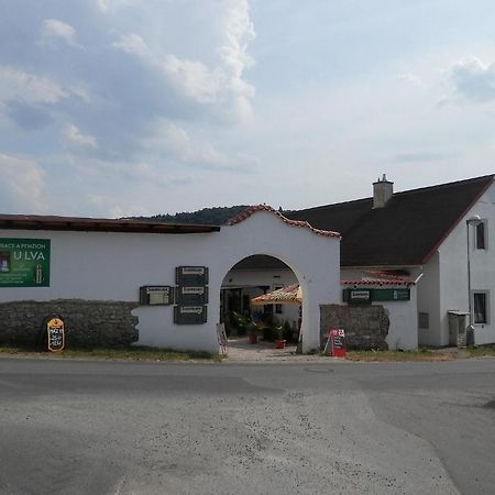 Restaurace A Penzion U Lva Karlštejn Exteriör bild