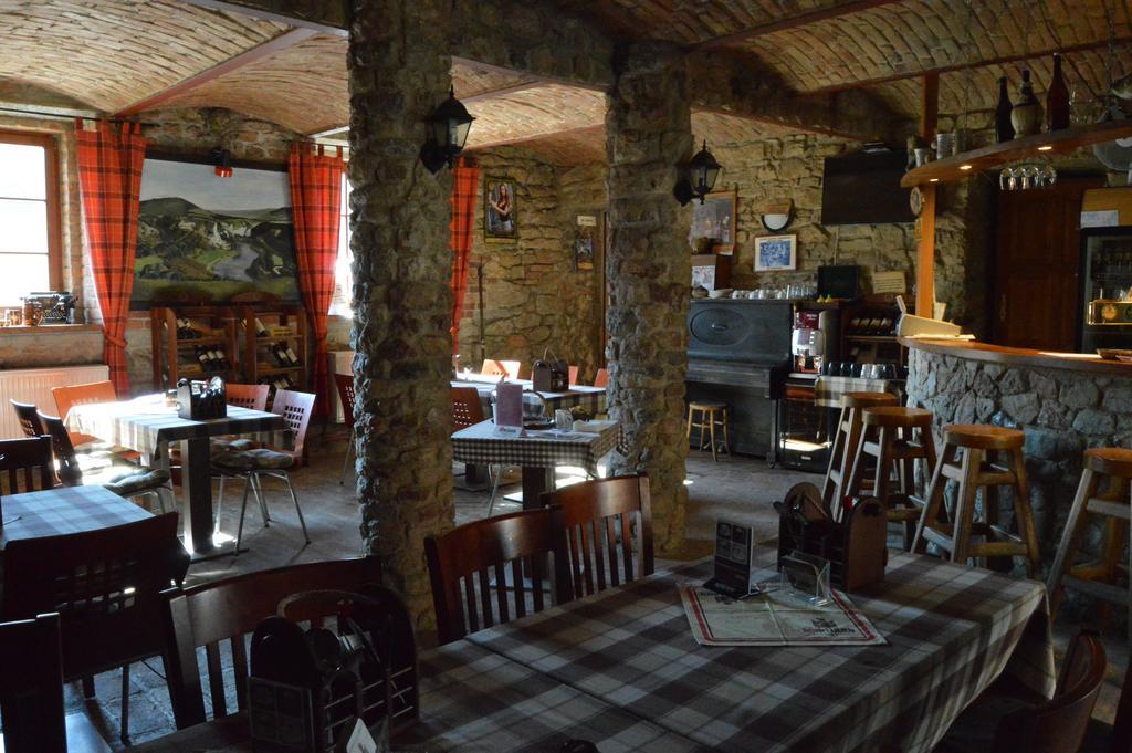 Restaurace A Penzion U Lva Karlštejn Exteriör bild
