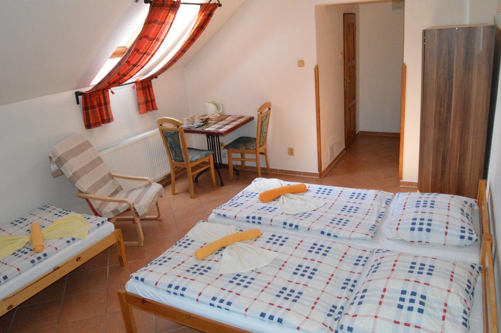 Restaurace A Penzion U Lva Karlštejn Exteriör bild