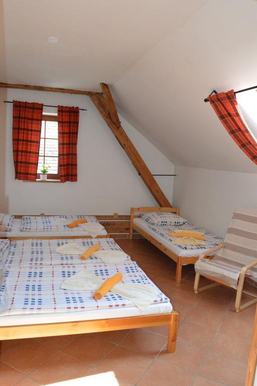 Restaurace A Penzion U Lva Karlštejn Exteriör bild