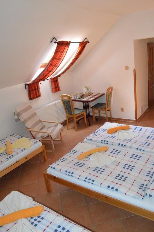 Restaurace A Penzion U Lva Karlštejn Exteriör bild