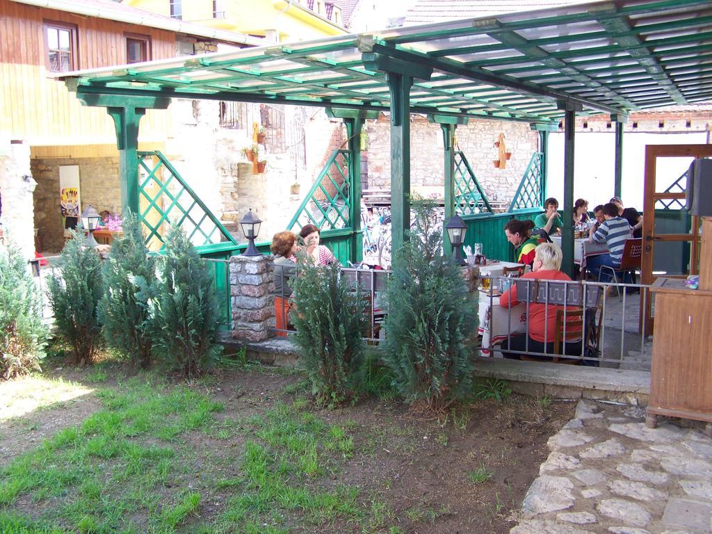 Restaurace A Penzion U Lva Karlštejn Exteriör bild