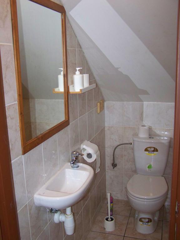 Restaurace A Penzion U Lva Karlštejn Exteriör bild