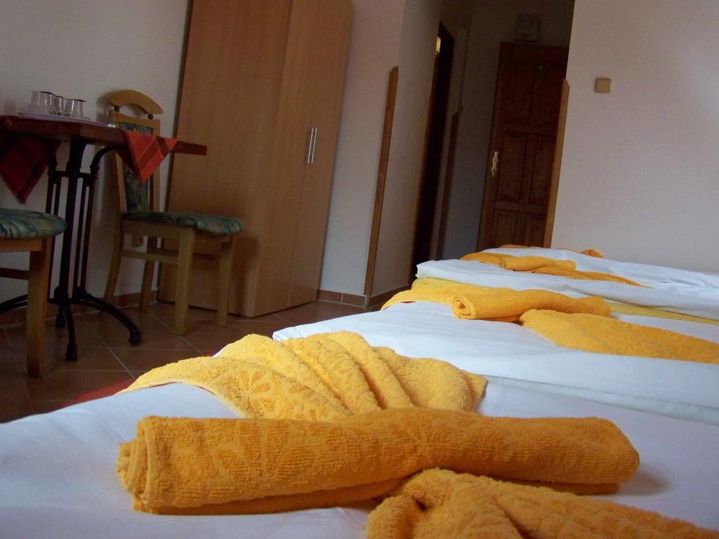 Restaurace A Penzion U Lva Karlštejn Exteriör bild