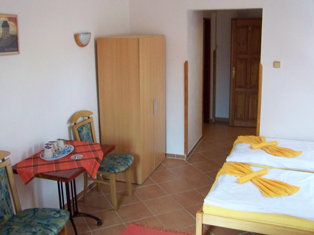 Restaurace A Penzion U Lva Karlštejn Exteriör bild