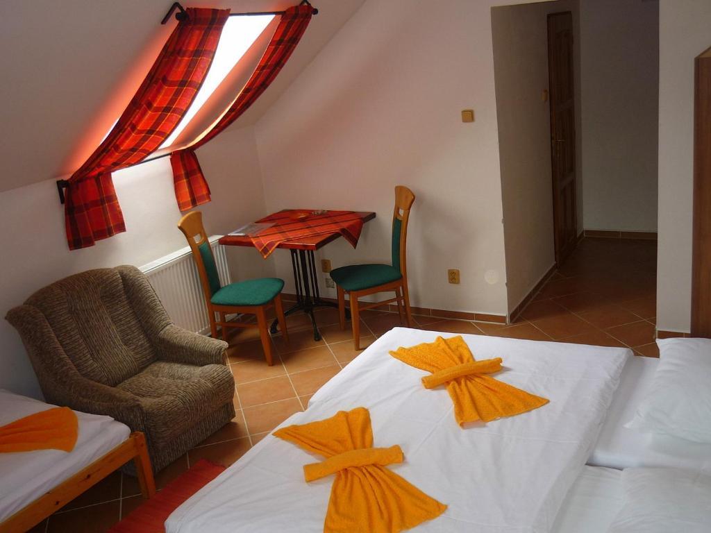 Restaurace A Penzion U Lva Karlštejn Rum bild
