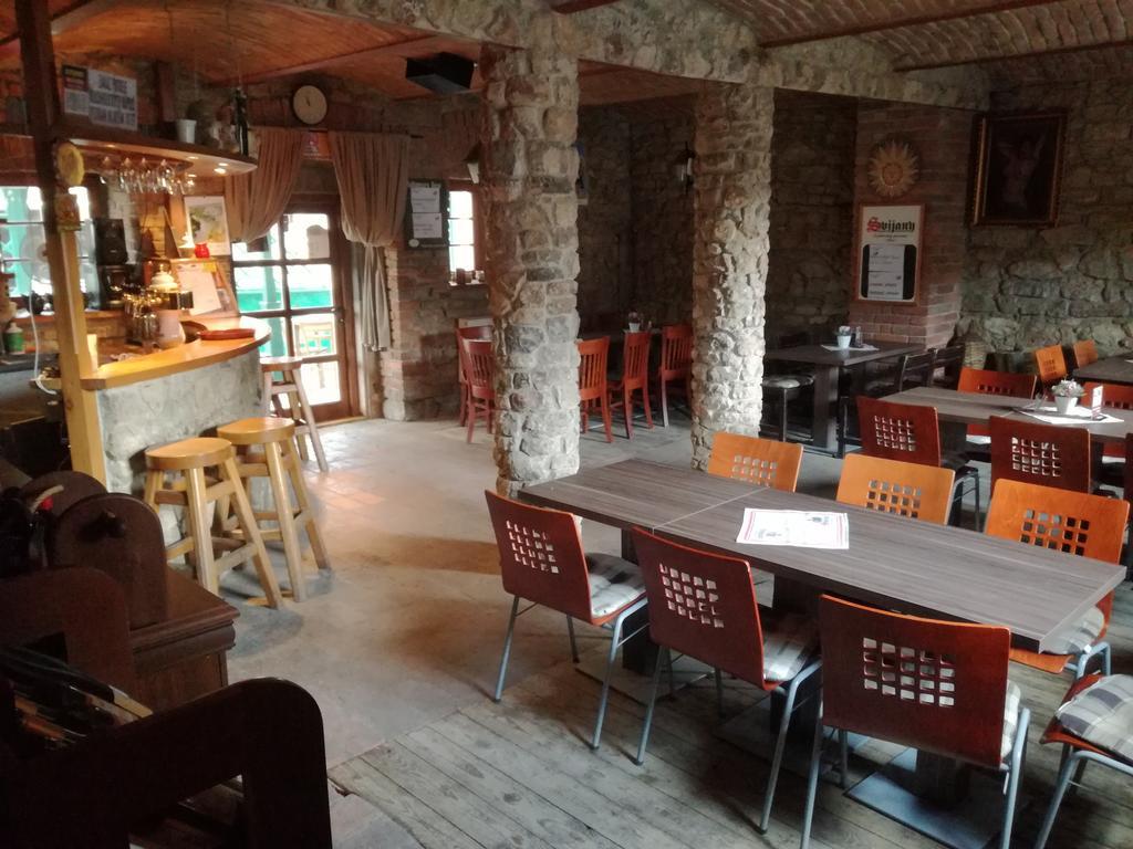 Restaurace A Penzion U Lva Karlštejn Exteriör bild