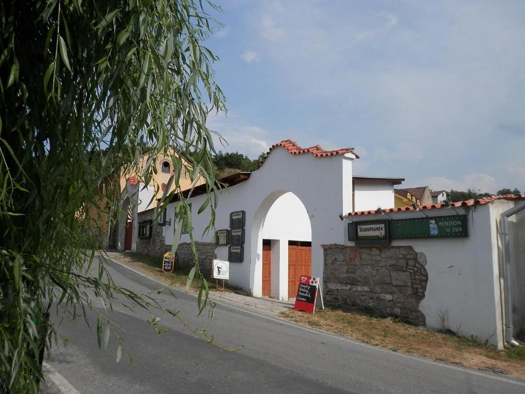 Restaurace A Penzion U Lva Karlštejn Exteriör bild