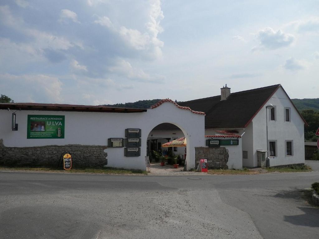 Restaurace A Penzion U Lva Karlštejn Exteriör bild