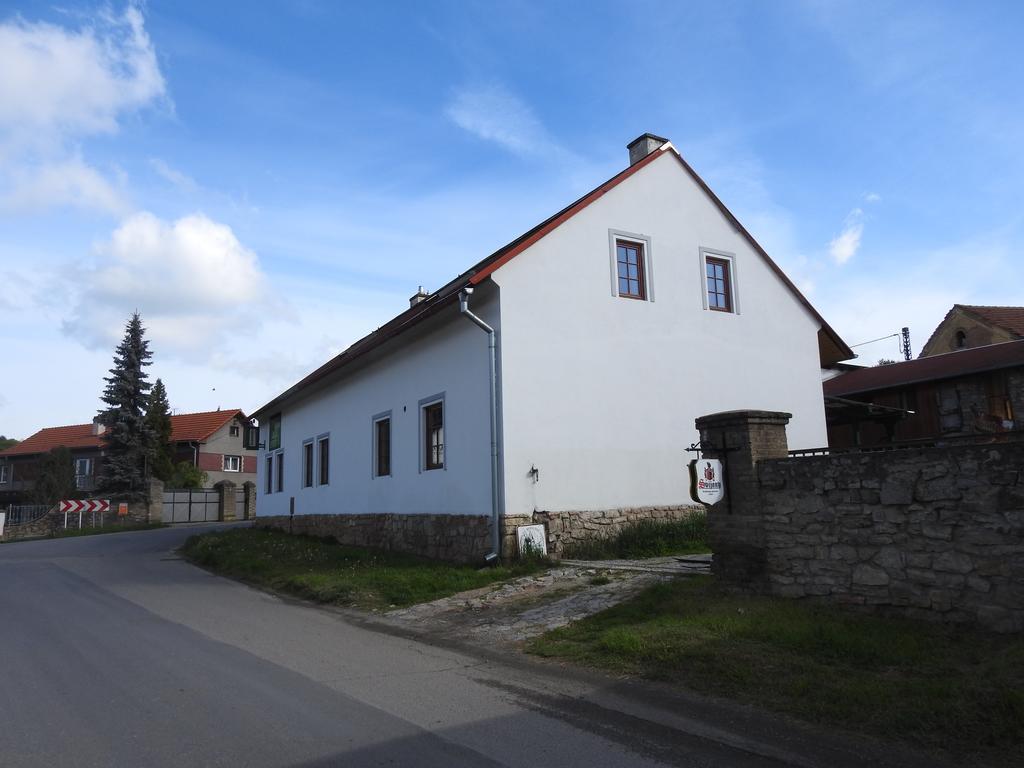 Restaurace A Penzion U Lva Karlštejn Exteriör bild