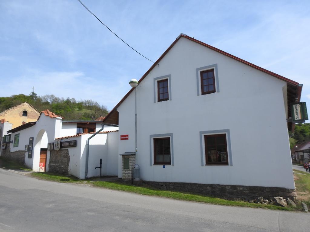 Restaurace A Penzion U Lva Karlštejn Exteriör bild