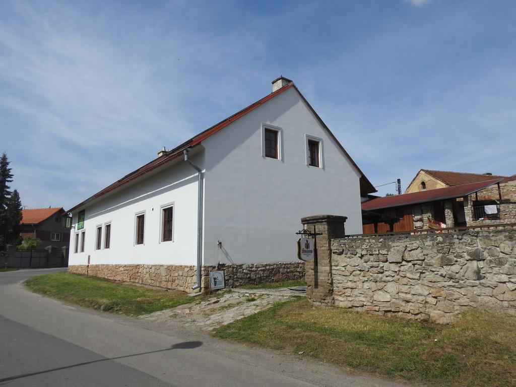 Restaurace A Penzion U Lva Karlštejn Exteriör bild