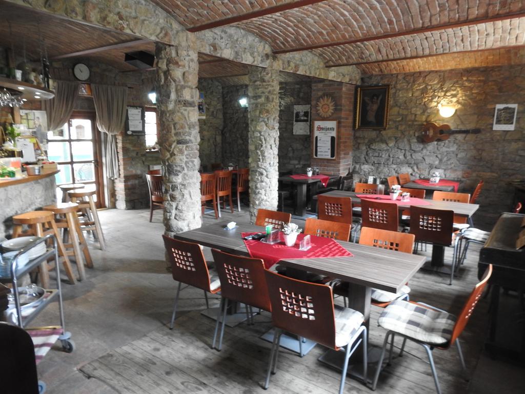 Restaurace A Penzion U Lva Karlštejn Exteriör bild