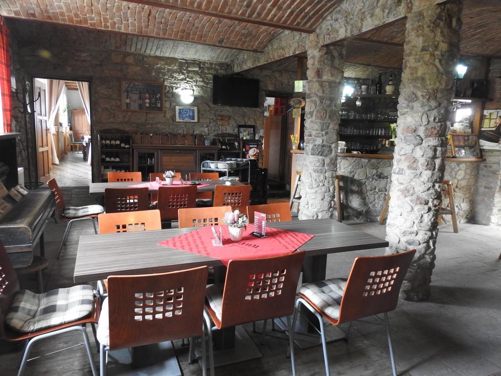 Restaurace A Penzion U Lva Karlštejn Exteriör bild