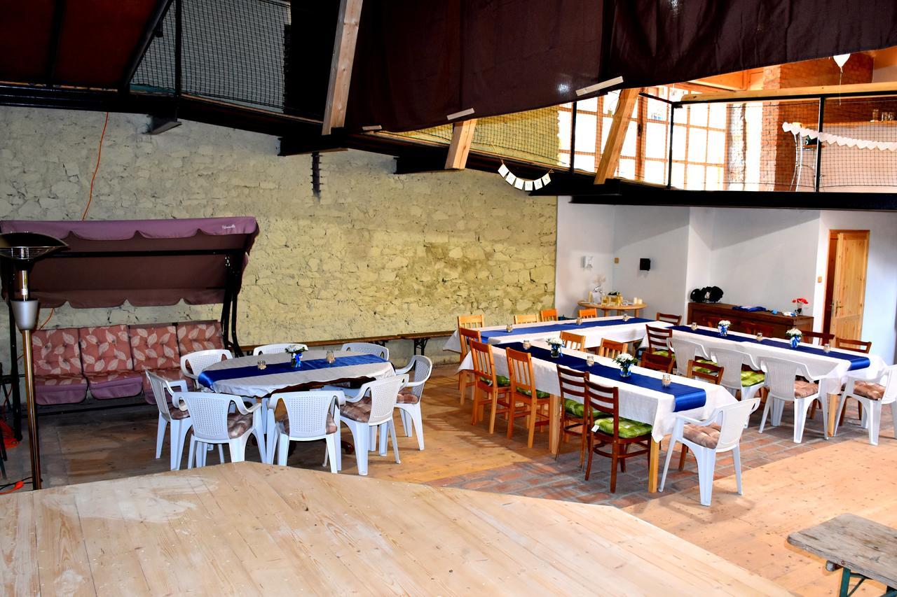 Restaurace A Penzion U Lva Karlštejn Exteriör bild